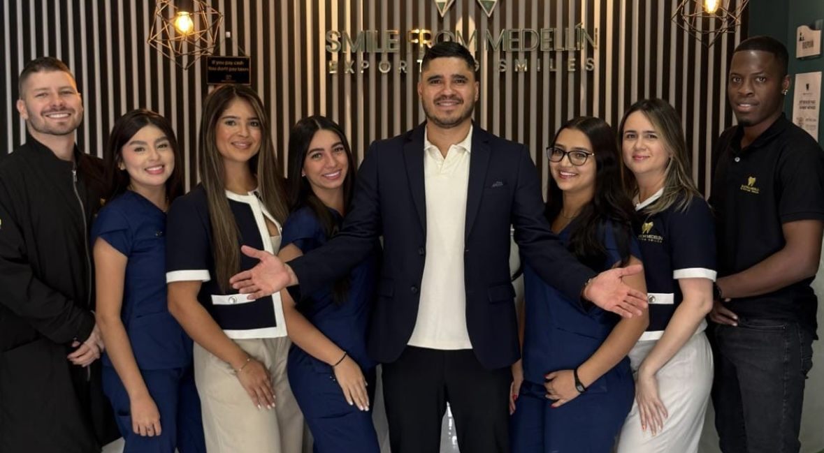 Equipo completo de Smile From Medellín en la clínica de El Poblado