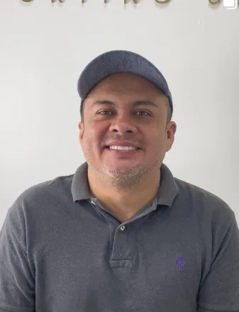 Patient portrait with a new Hollywood smile — Smile From Medellín